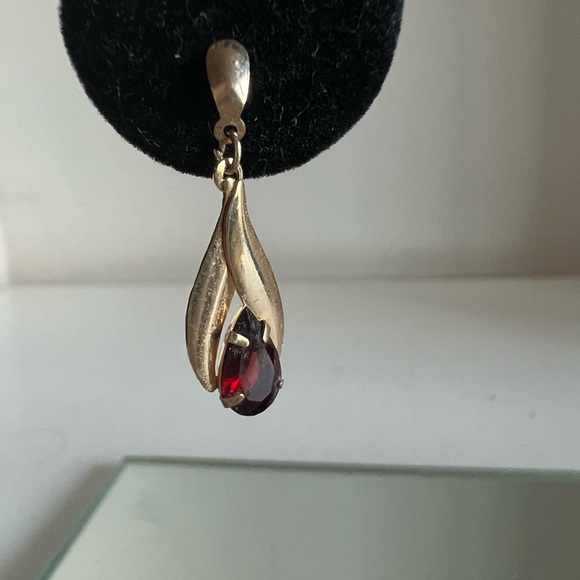 Adorable 14 karat yellow gold garnet pierced earrings - Picture 6 of 7